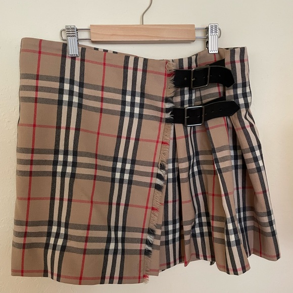 Burberry plaid wool mini skirt with leather buckles and original pin US size 6 - Picture 3 of 8